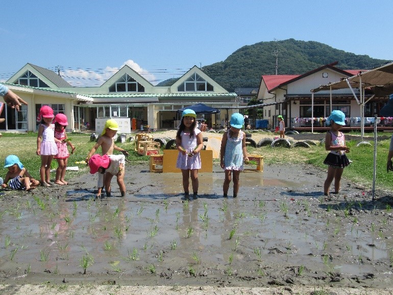 　田植え「おいしいお米になあれ」